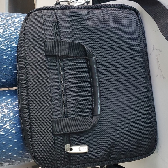 Samsonite Luggage Shoulder iPad bag 12"w x 10"h - Picture 3 of 4